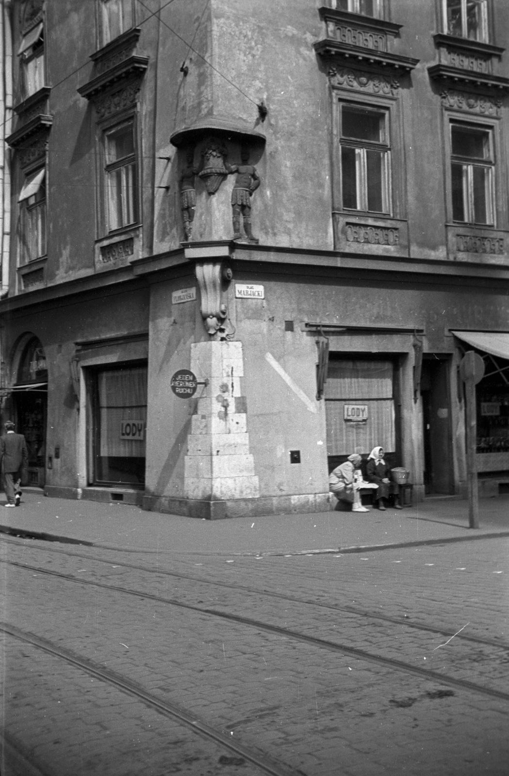 Poland, Kraków, ulica Floriańska - Plac Mariacki sarok., 1947, Bogdan Celichowski, architectural ornament, relief, cornerhouse, crosswalk, Fortepan #119187