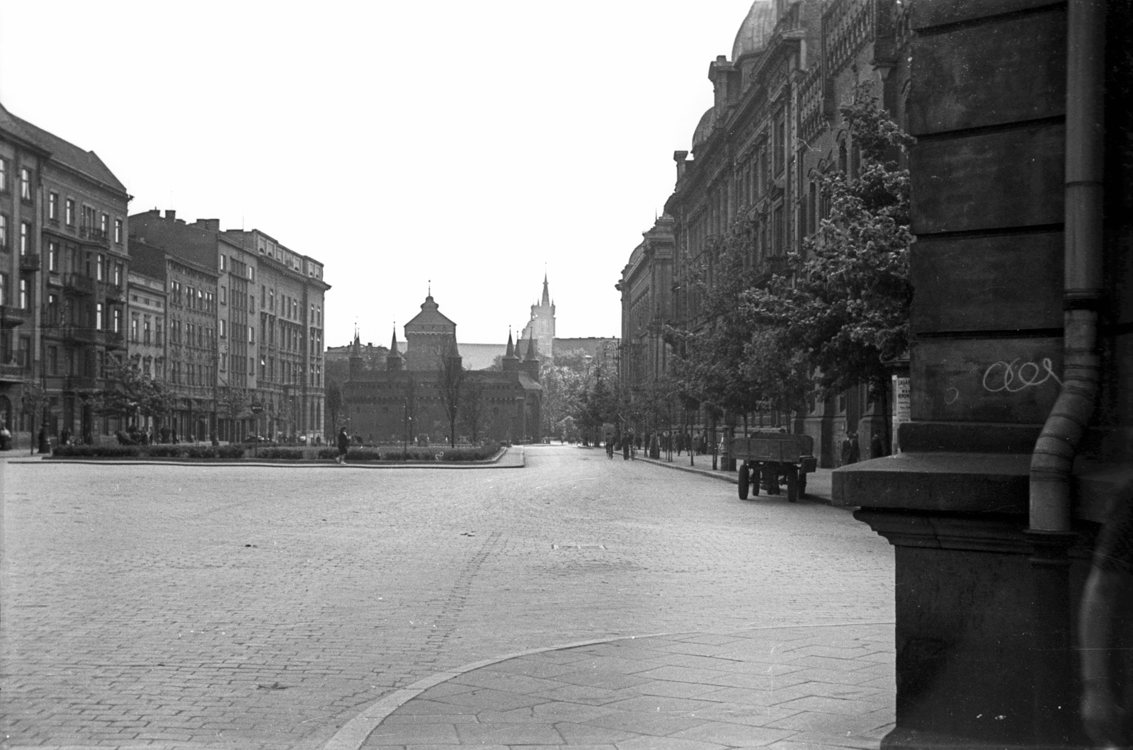 Poland, Kraków, ulica Warszawska - ulica św. Filipa sarok, szemben a Plac Jana Matejki és a barbakán., 1947, Bogdan Celichowski, street view, Fortepan #119191