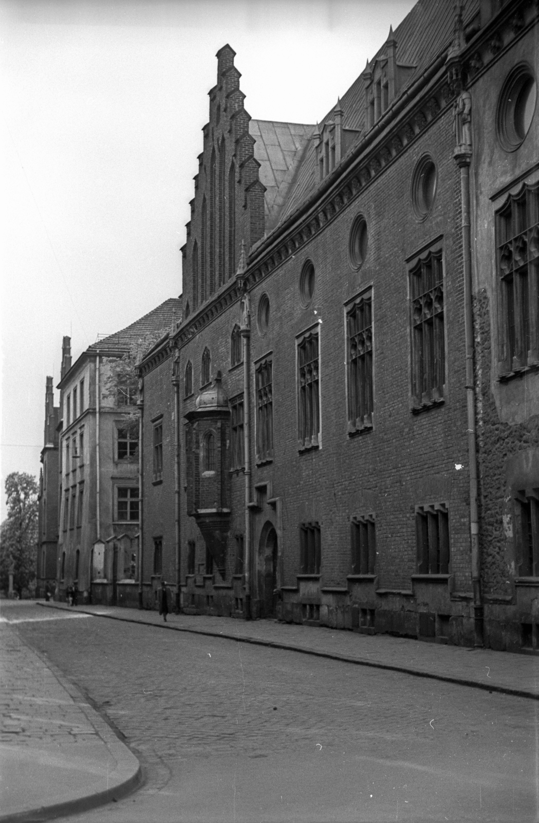 Lengyelország, Krakkó, előtérben az ulica Świętej Anny, szemben az ulica Jagiellońska, a Collegium Maius (ma a Jagelló Egyetem múzeuma)., 1947, Bogdan Celichowski, utcakép, Fortepan #119194
