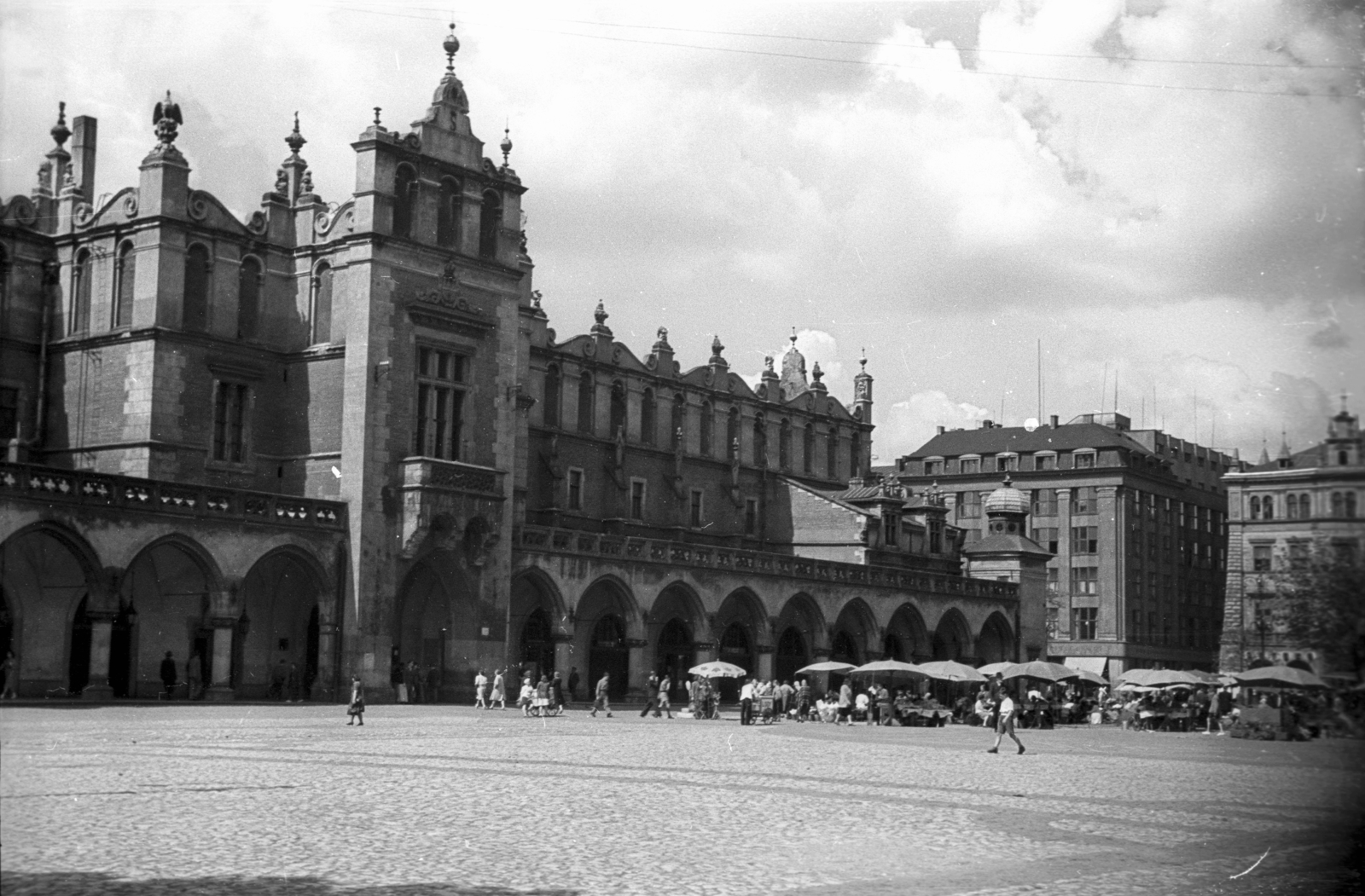 Poland, Kraków, Rynek Glówny, a város főtere, Posztócsarnok (Sukiennice)., 1947, Bogdan Celichowski, Neo-Gothic-style, renaissance, market hall, World Heritage, pointed arch, Fortepan #119197
