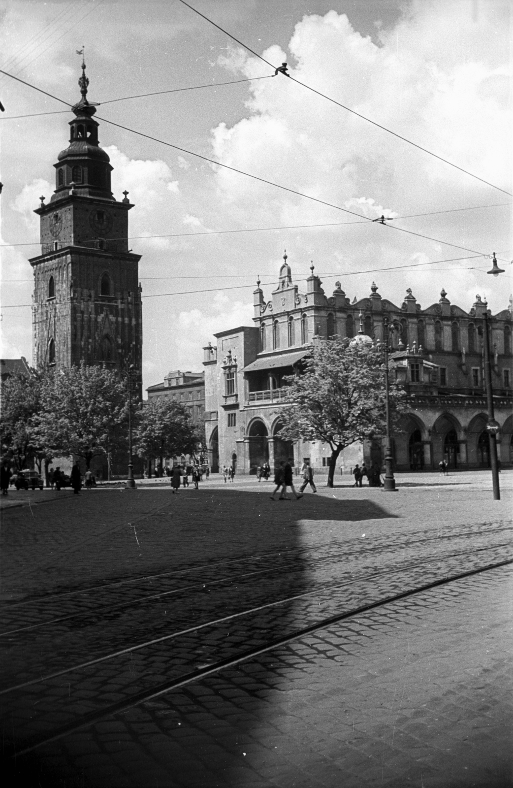 Poland, Kraków, Rynek Glówny, a város főtere, balra a városháza tornya (Wieża ratuszowa), jobbra a Posztócsarnok (Sukiennice)., 1947, Bogdan Celichowski, Neo-Gothic-style, renaissance, market hall, World Heritage, pointed arch, Fortepan #119198