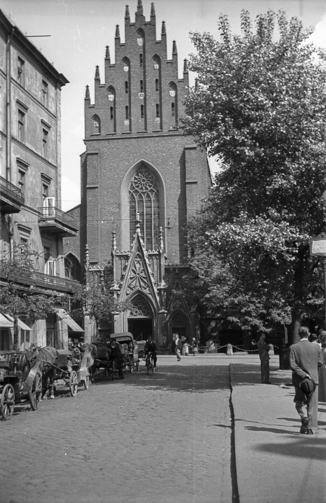 Poland, Kraków, plac Dominikański, domonkos rendi Szentháromság-templom (Bazylika Dominikanów pw. Świętej Trójcy)., 1947, Bogdan Celichowski, church, street view, Horse-drawn carriage, Fortepan #119200