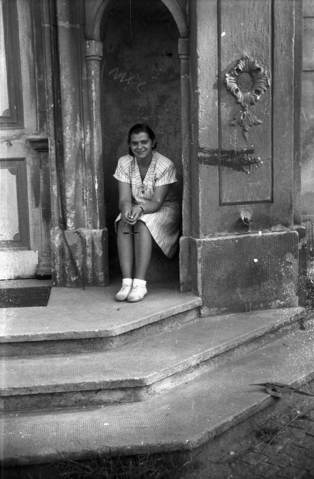 Poland, Rydzyna, a vár bejárata., 1946, Bogdan Celichowski, lady, smile, sitting, striped dress, Fortepan #119204