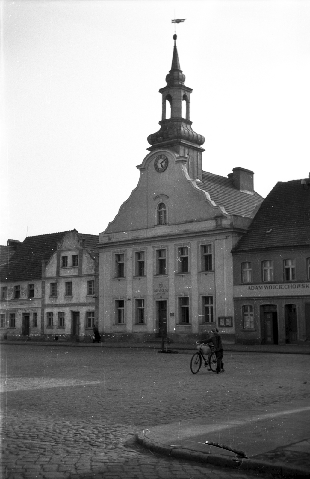 Poland, Rydzyna, Rynek, a város főtere, középen a Városháza., 1946, Bogdan Celichowski, public building, tower, label, bicycle, Fortepan #119205