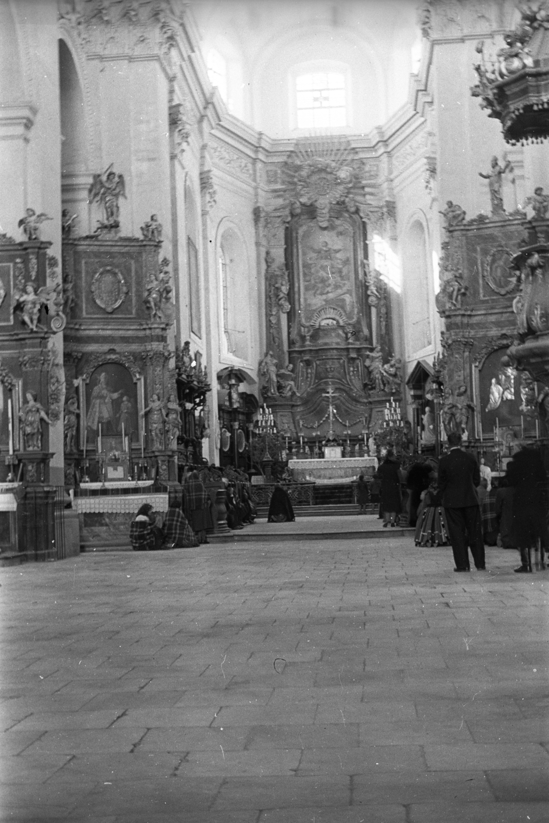 Poland, Łowicz, Nagyboldogasszony- és Szent Miklós-katedrális (Bazylika katedralna Wniebowzięcia Najświętszej Maryi Panny i św. Mikołaja)., 1946, Bogdan Celichowski, church, altar, Baroque-style, altarpiece, Fortepan #119208