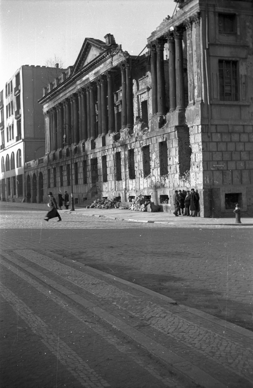 Poland, Poznań, plac Wolności, Raczyński Könyvtár., 1946, Bogdan Celichowski, library, war damage, damaged building, pediment, colonnade, Fortepan #119217