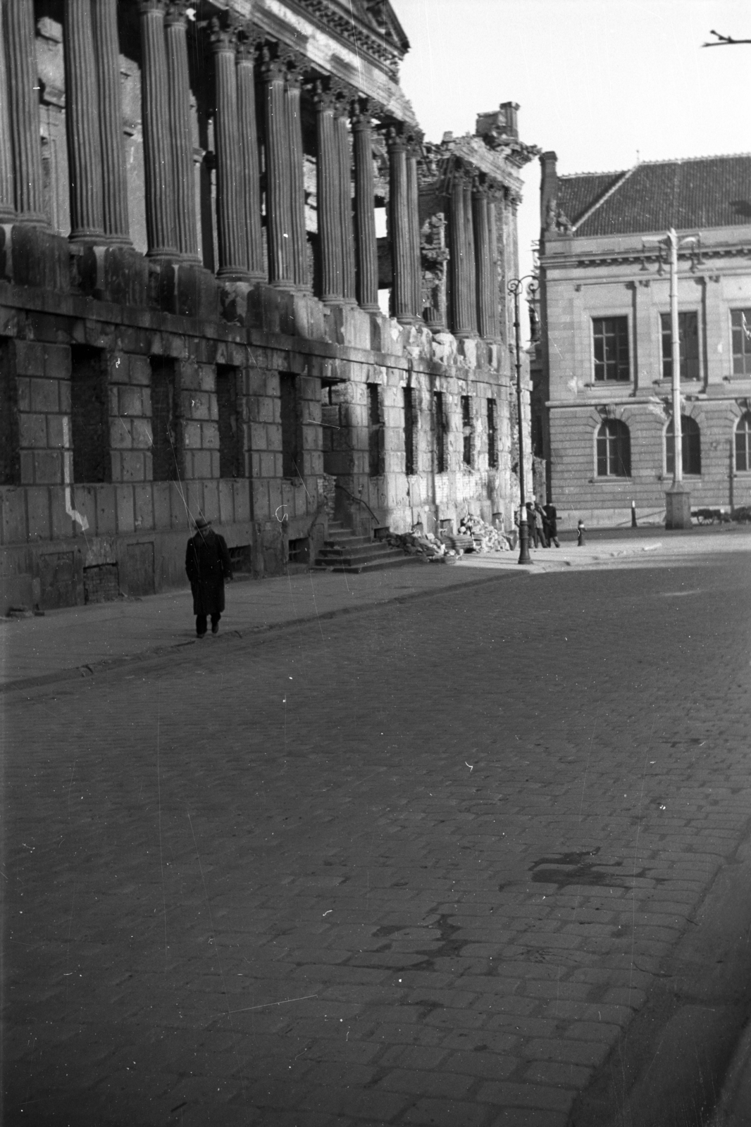Lengyelország, Poznań, plac Wolności, Raczyński Könyvtár., 1946, Bogdan Celichowski, könyvtár, háborús kár, épületkár, oszlopsor, Fortepan #119218