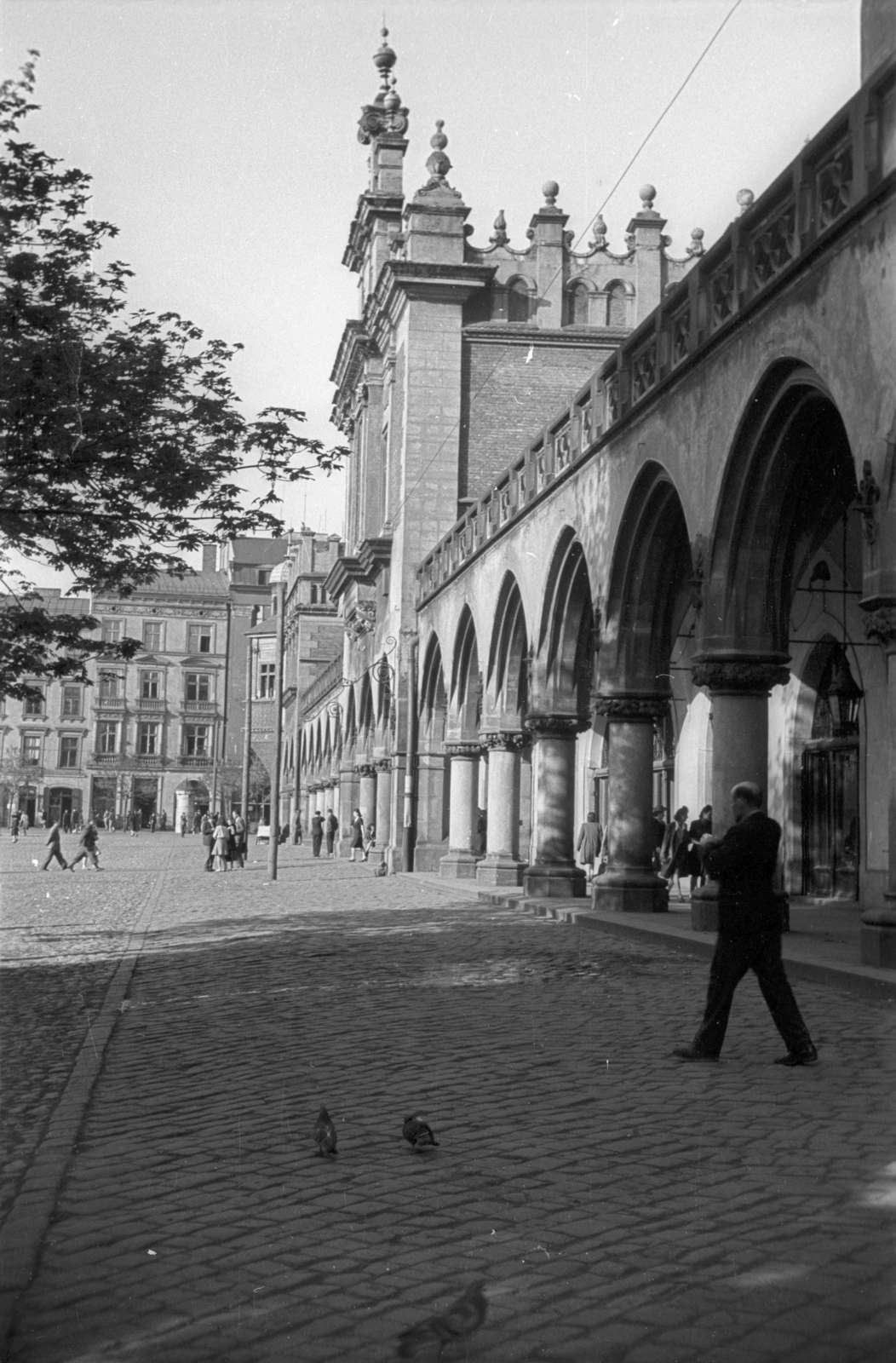 Lengyelország, Krakkó, Rynek Glówny, a város főtere, jobbra a Posztócsarnok (Sukiennice)., 1947, Bogdan Celichowski, neogótika, reneszánsz, vásárcsarnok, világörökség, csúcsív, Fortepan #119231