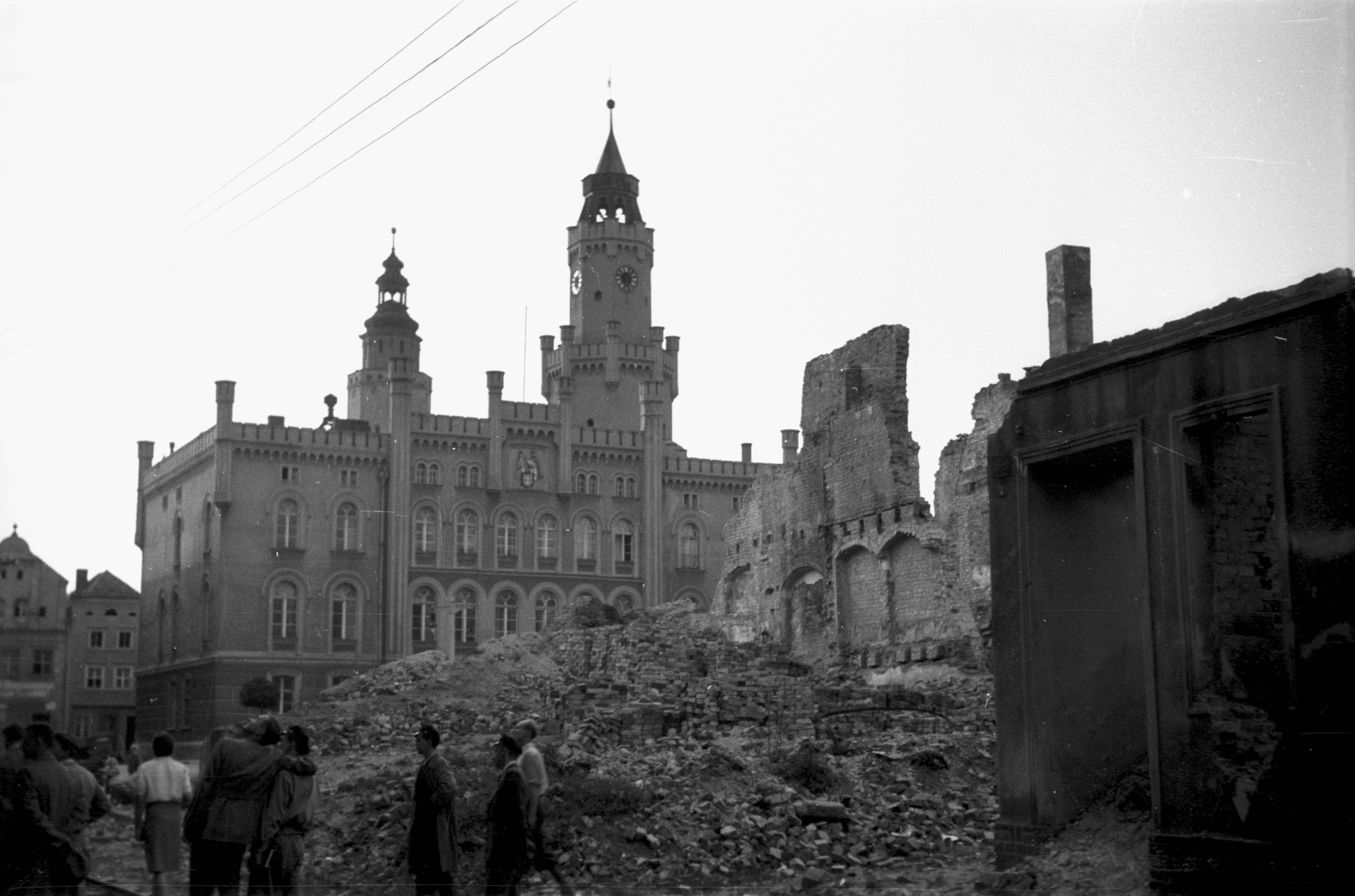 Poland, Wschowa, Rynek, háttérben a Városháza., 1947, Bogdan Celichowski, public building, war damage, damaged building, Fortepan #119232