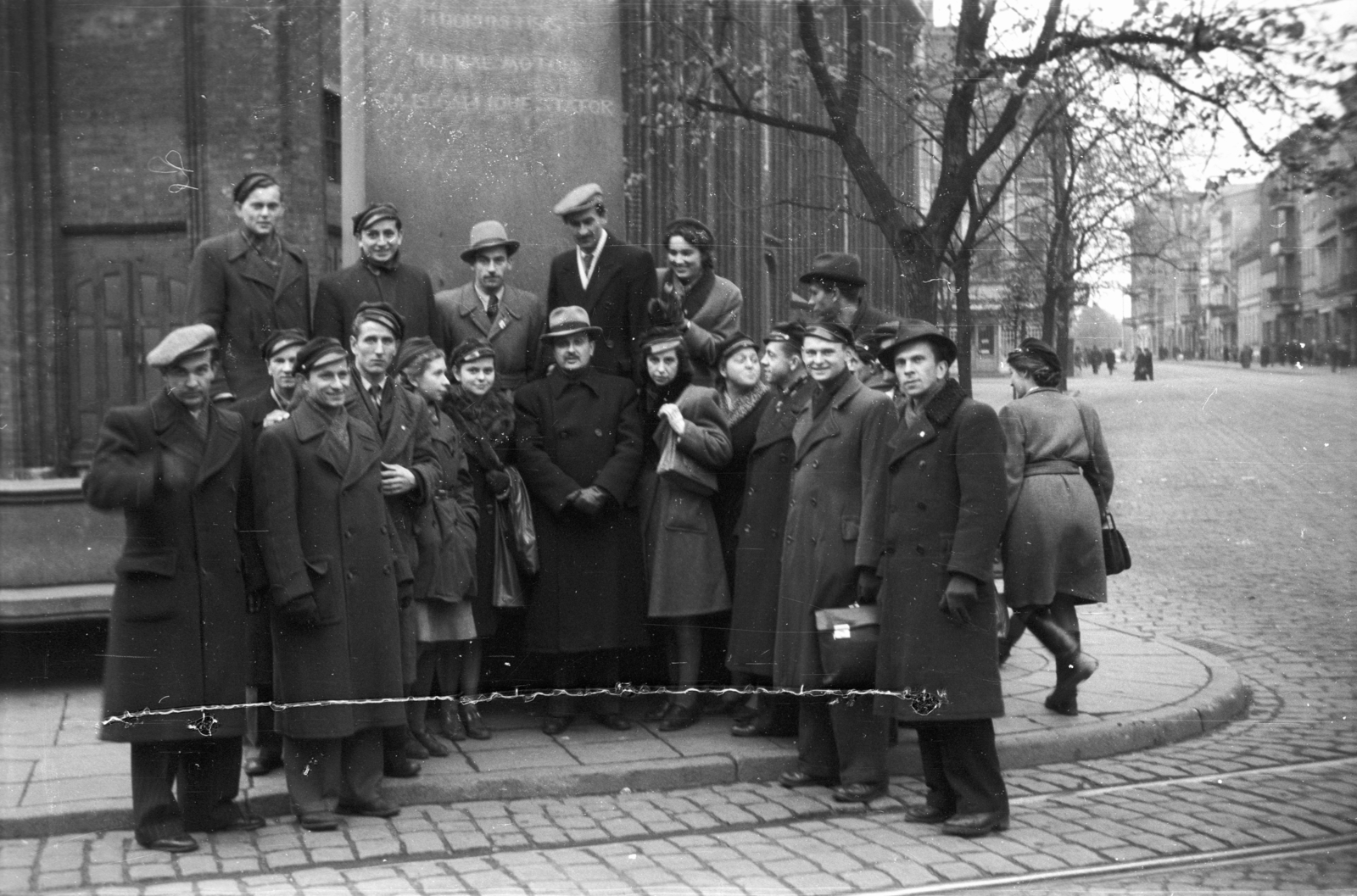 Poland, Toruń, Rynek Staromiejski, a felvétel a Kopernikusz emlékműnél készült, háttérben a Régi Városháza., 1946, Bogdan Celichowski, gentleman, lady, tableau, coat, hat, Fortepan #119237