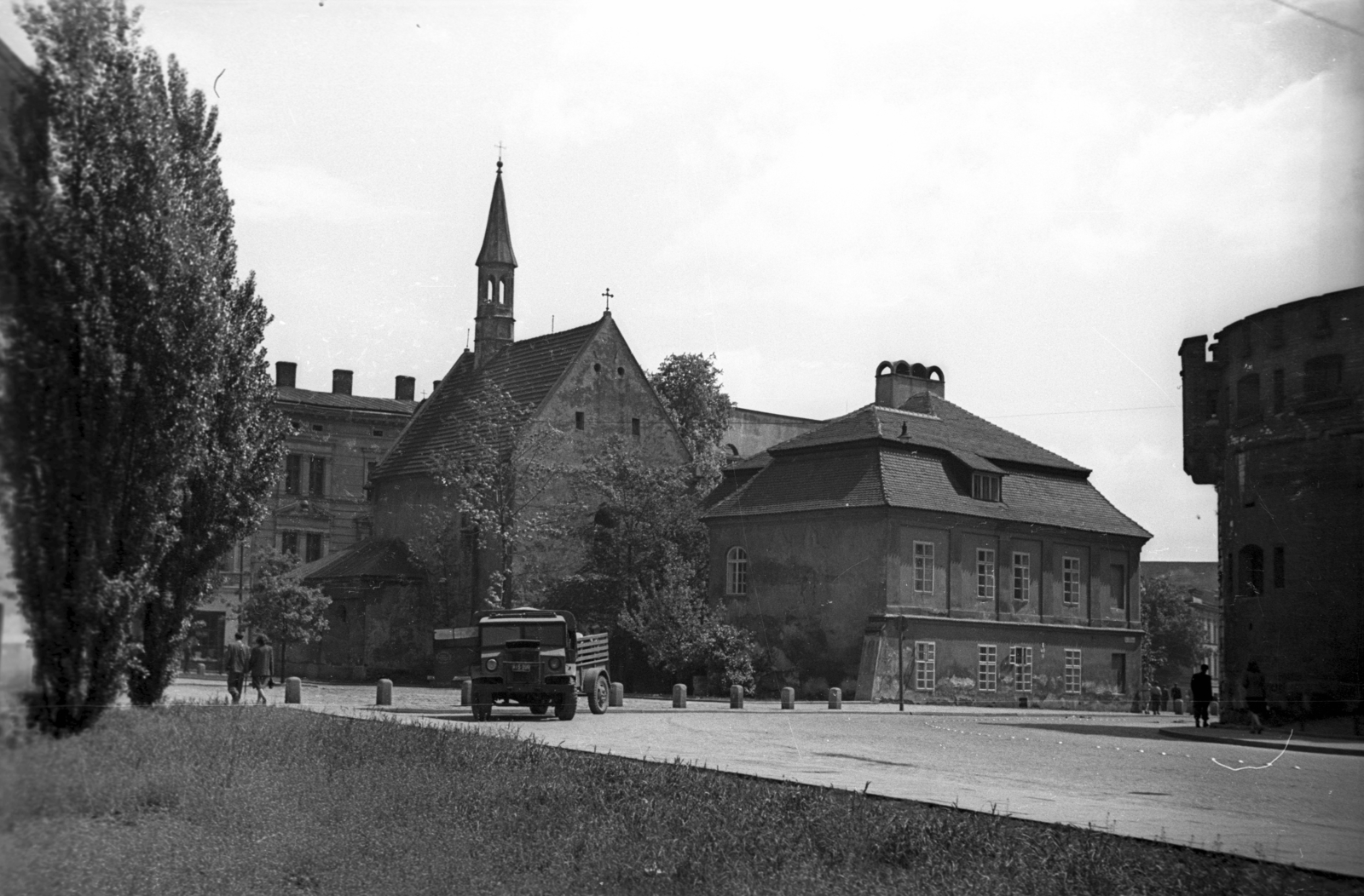 Poland, Kraków, ulica Podzamcze, szemben a Szent Egyed-templom (Kosciól sw. Idziego), a Királyi Palota (Wawel) mellől nézve., 1947, Bogdan Celichowski, church, street view, Fortepan #119242