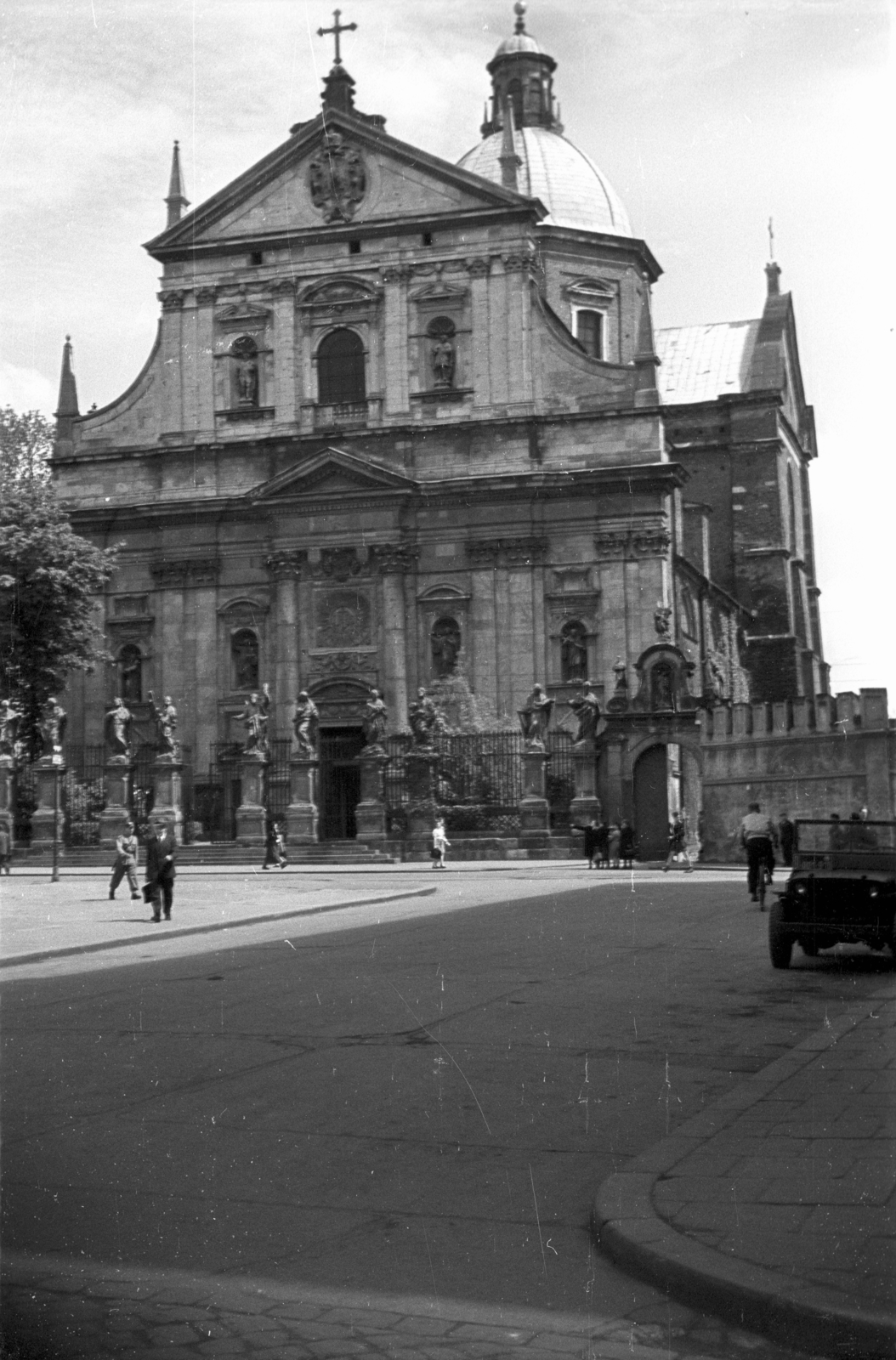 Lengyelország, Krakkó, ulica Grodzka, szemben a Szent Péter és Pál apostolok temploma (Kościół św. Piotra i Pawła)., 1947, Bogdan Celichowski, templom, utcakép, kerékpár, Fortepan #119243