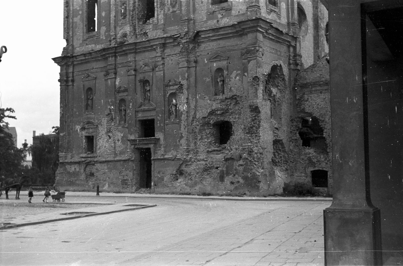 Poland, Poznań, Bernardin templom a plac Bernardyński felől., 1947, Bogdan Celichowski, church, war damage, damaged building, baby carriage, Fortepan #119248