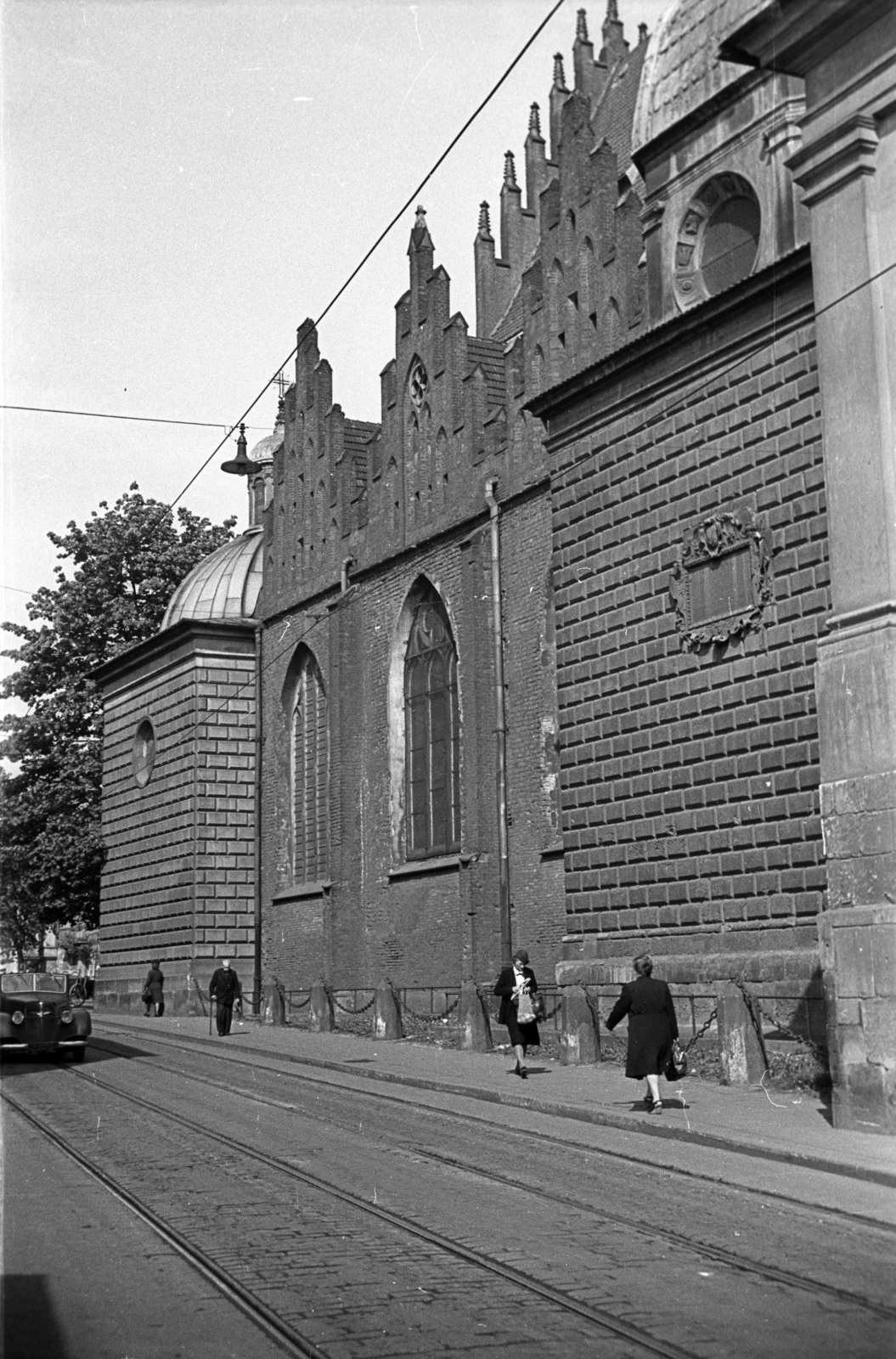 Poland, Kraków, ulica Dominikańska, jobbra a Szentháromság-templom (Bazylika Świętej Trójcy)., 1947, Bogdan Celichowski, church, architectural ornament, Fortepan #119251