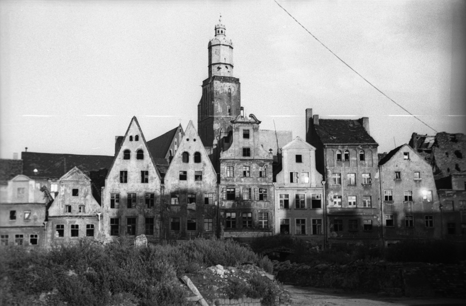 Poland, Wroclaw, az ulica Białoskórnicza házsora, háttérben a Szent Erzsébet-templom (Parafia wojskowo-cywilna św. Elżbiety) tornya az ulica Nowy Świat felől nézve., 1947, Bogdan Celichowski, church, Fortepan #119262