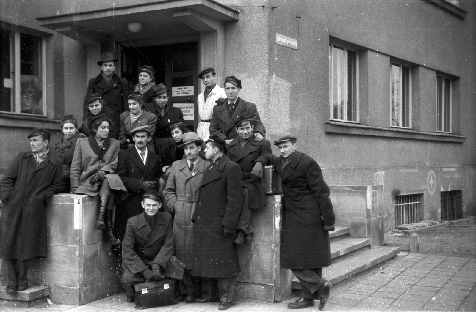Poland, Toruń, Czerwona Droga., 1946, Bogdan Celichowski, cap, gentleman, lady, tableau, coat, hat, Fortepan #119271