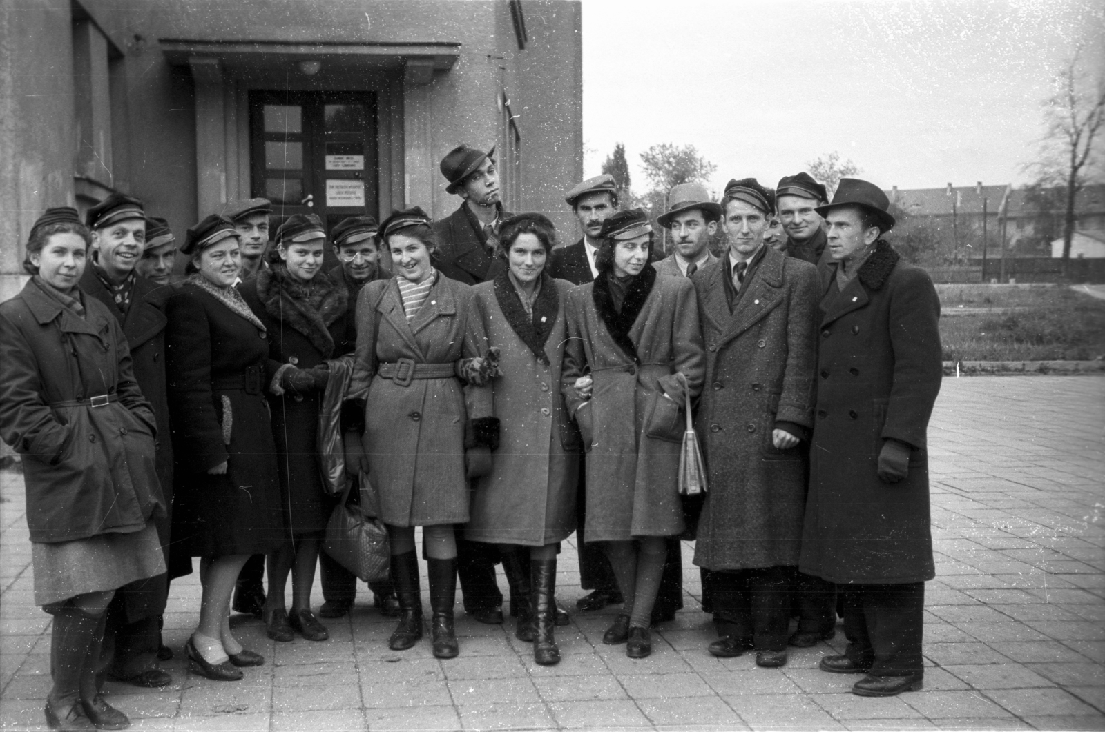 Poland, Toruń, Czerwona Droga., 1946, Bogdan Celichowski, cap, gentleman, lady, tableau, smile, coat, hat, Fortepan #119272