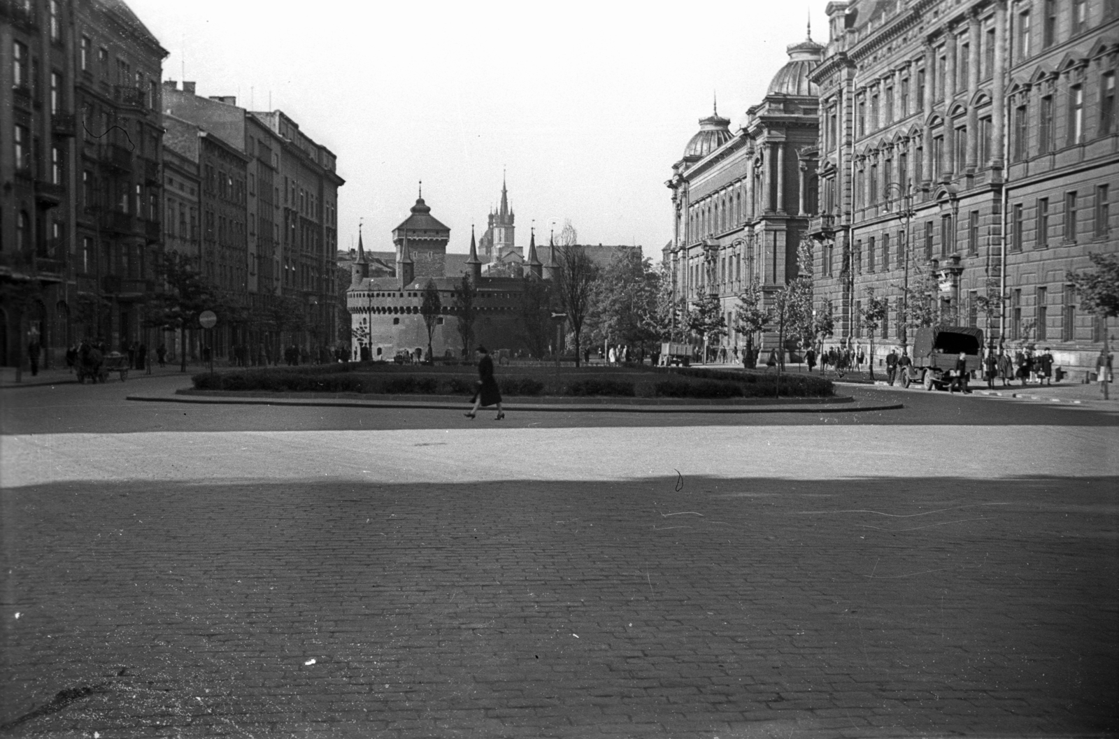 Lengyelország, Krakkó, Plac Jana Matejki, szemben a barbakán., 1947, Bogdan Celichowski, utcakép, Fortepan #119273