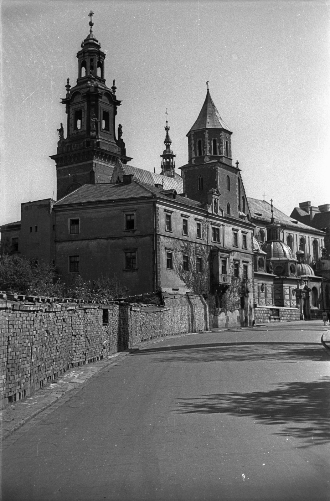 Poland, Kraków, Királyi Palota (Wawel), háttérben a Szent Szaniszló és Szent Vencel székesegyház., 1947, Bogdan Celichowski, church, street view, Fortepan #119274
