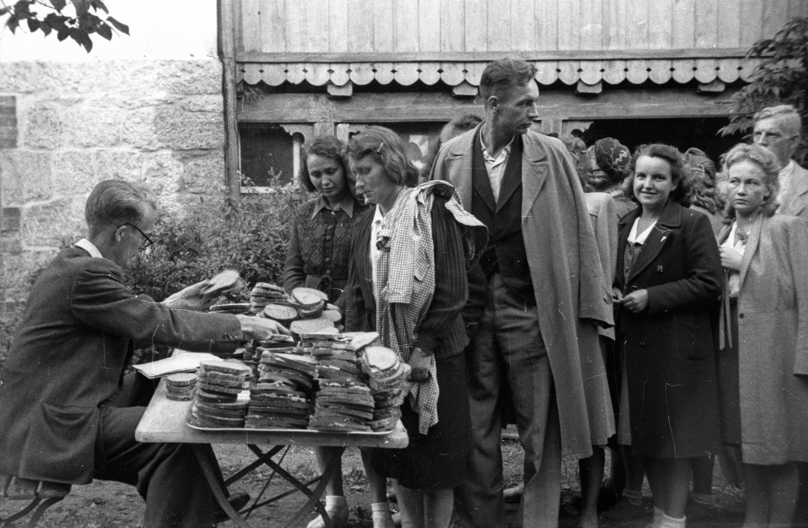 Poland, 1947, Bogdan Celichowski, youth, standing in line, sandwich, Fortepan #119276