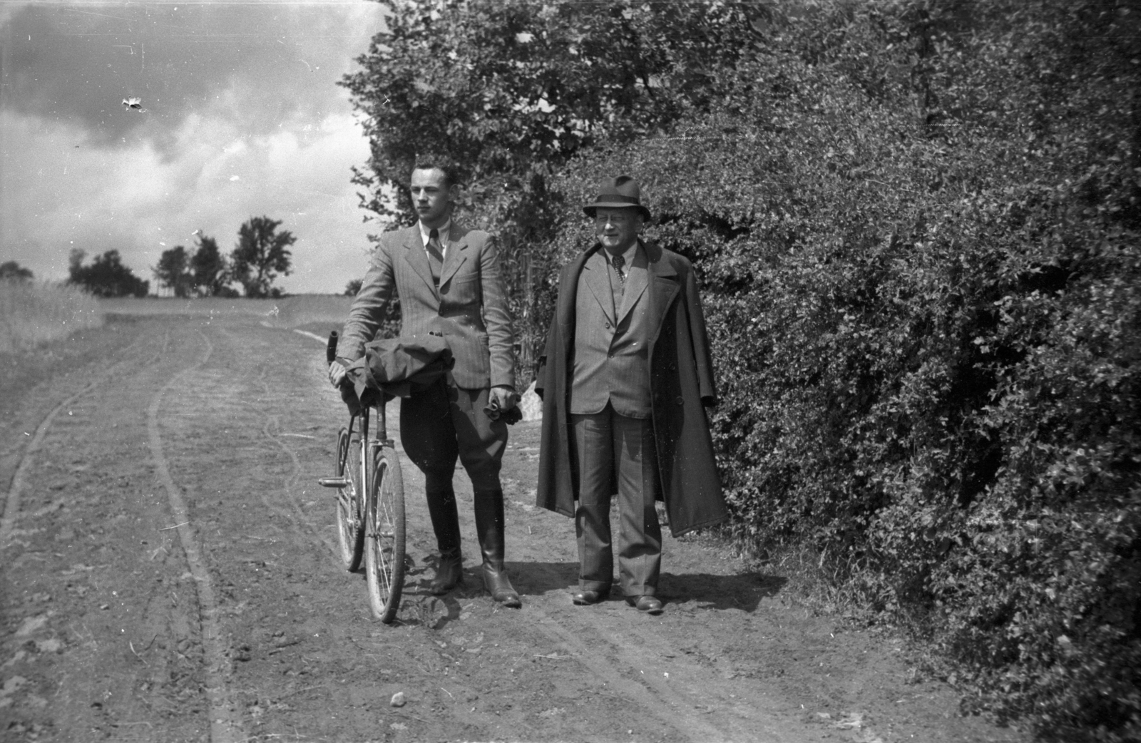 Poland, 1943, Bogdan Celichowski, bicycle, boots, tie, suit, Fortepan #119295