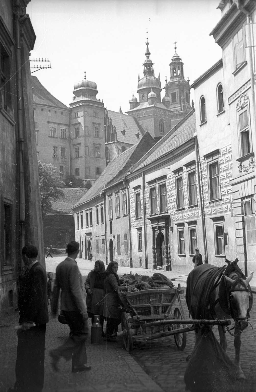 Poland, Kraków, Ulica Kanonicza a Királyi Palota (Wawel) felé nézve., 1947, Bogdan Celichowski, street view, chariot, horse, Fortepan #119322