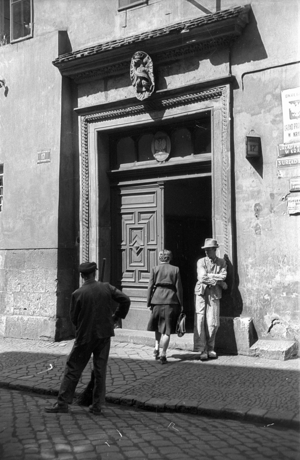 Poland, Kraków, ulica Kanonicza 17., 1947, Bogdan Celichowski, architectural ornament, sweeper, Fortepan #119323