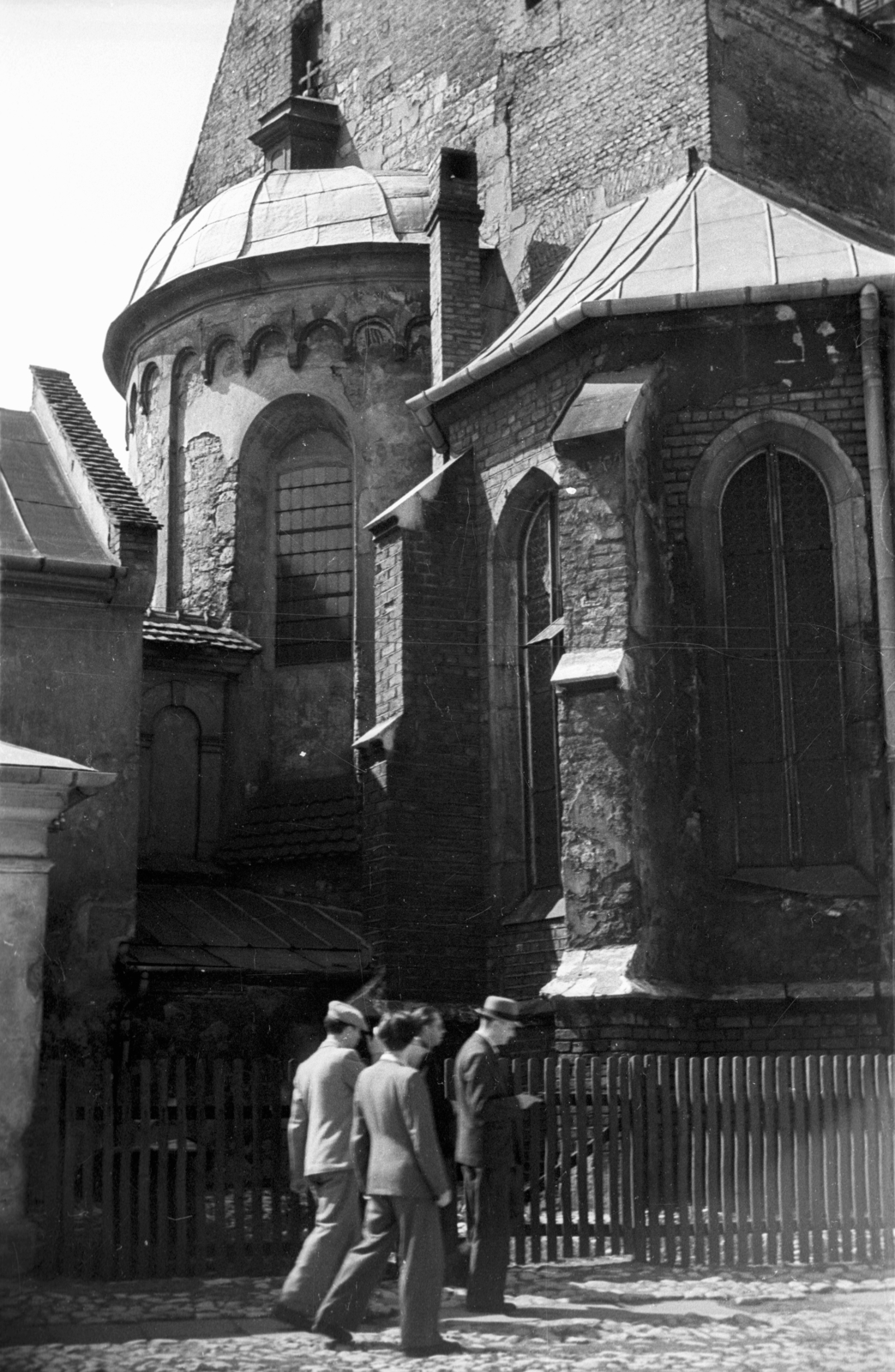 Poland, Kraków, Szent András-templom., 1947, Bogdan Celichowski, church, men, fence, Fortepan #119324