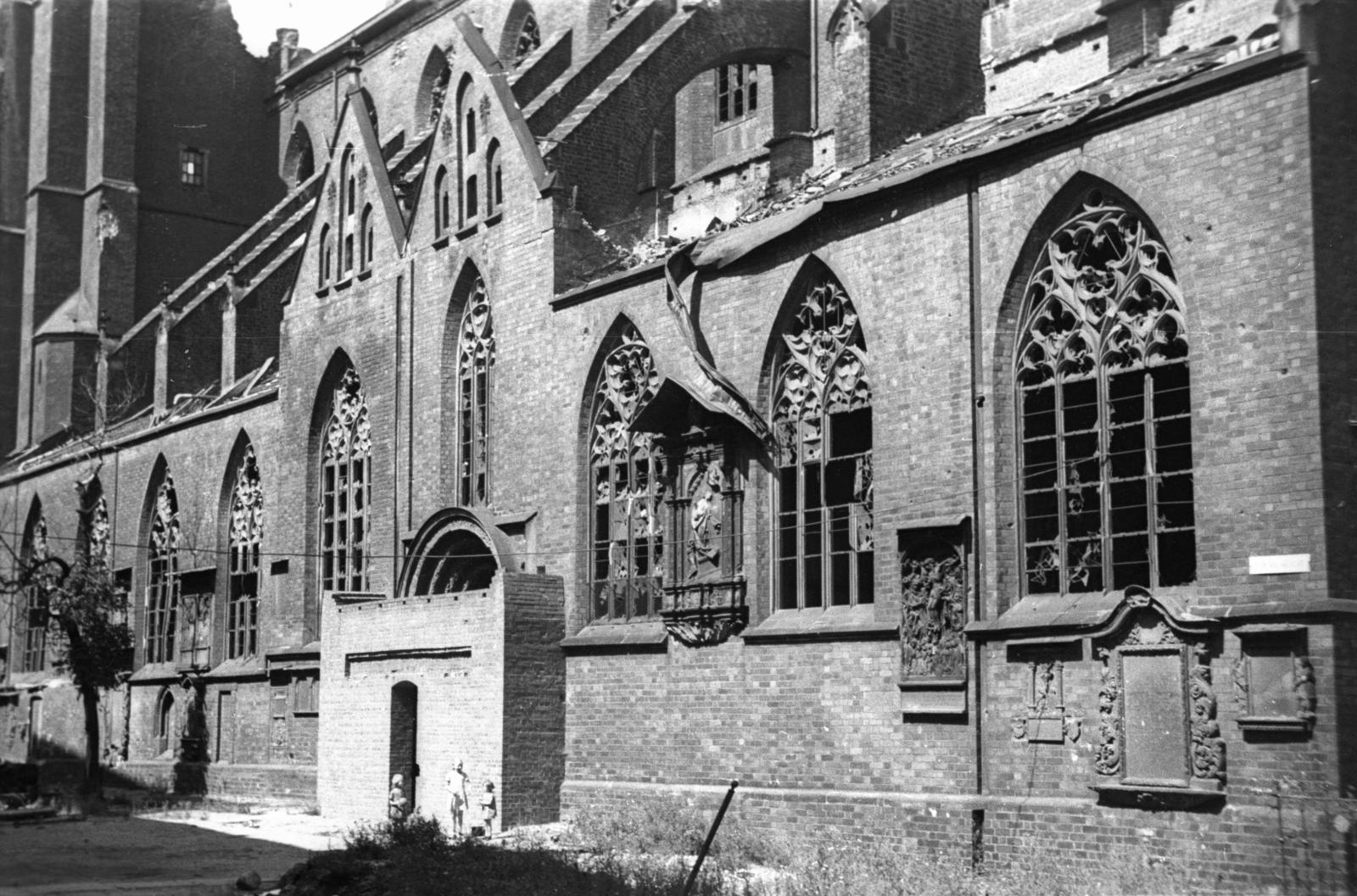 Poland, Wroclaw, Mária Magdaléna-templom (Katedra św. Marii Magdaleny)., 1947, Bogdan Celichowski, church, window, relief, Neo-Gothic-style, Fortepan #119329