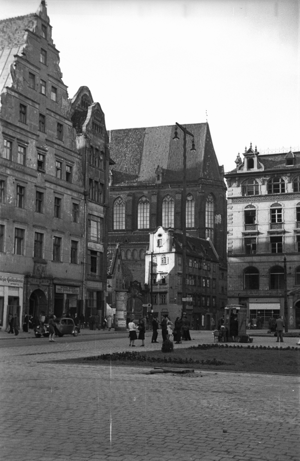 Poland, Wroclaw, Rynek, az óvárosi piactér északi oldala. Balra Jancsi és Juliska (Jas i Małgosia) háza, mögötte a Szent Erzsébet helyőrségi templom (kościół św. Elżbiety (garnizonowy)., 1947, Bogdan Celichowski, street view, Fortepan #119332