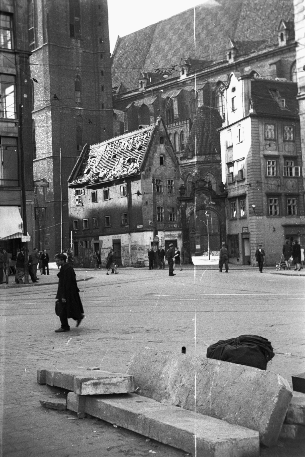 Poland, Wroclaw, Rynek, az óvárosi piactér északi oldala. Balra Jancsi és Juliska (Jas i Małgosia) háza, mögötte a Szent Erzsébet helyőrségi templom (kościół św. Elżbiety (garnizonowy)., 1947, Bogdan Celichowski, street view, Fortepan #119334