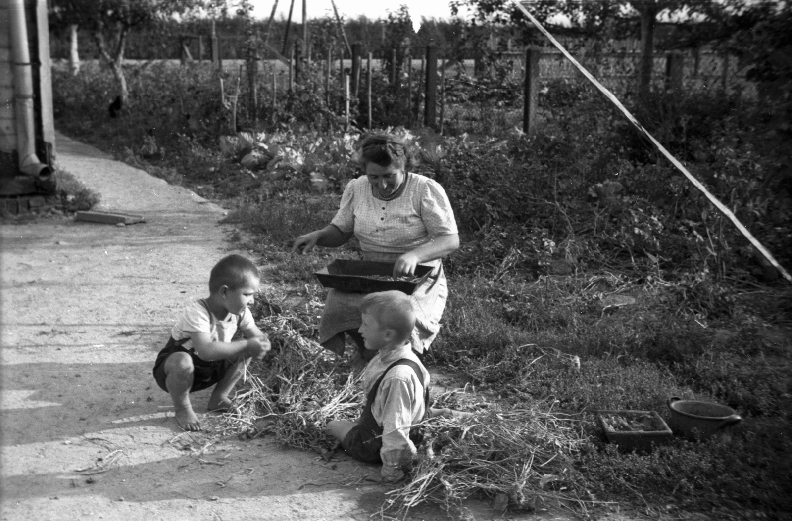Lengyelország, 1943, Bogdan Celichowski, földön ülés, anya, fiúk, Fortepan #119349