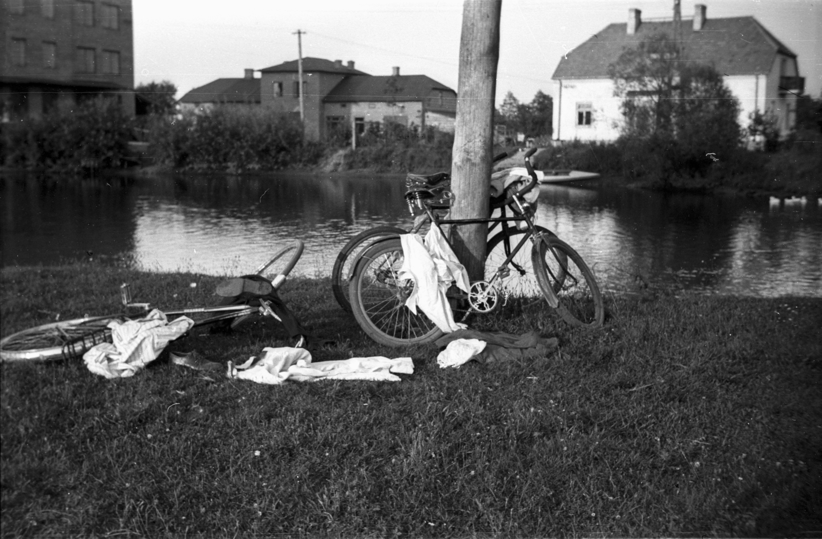 Lengyelország, Kamion, balra a Rawka folyó duzzasztógátjának épülete., 1943, Bogdan Celichowski, kerékpár, Fortepan #119353