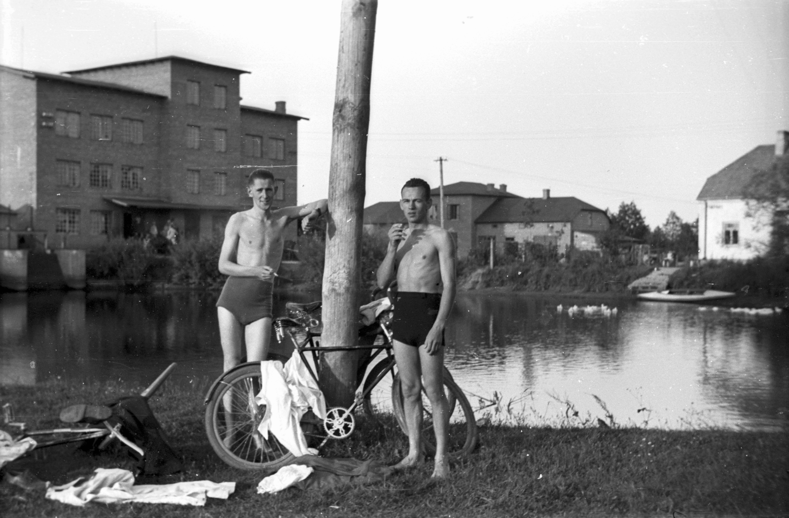 Poland, Kamion, balra a Rawka folyó duzzasztógátjának épülete., 1943, Bogdan Celichowski, bicycle, smoking, Fortepan #119354