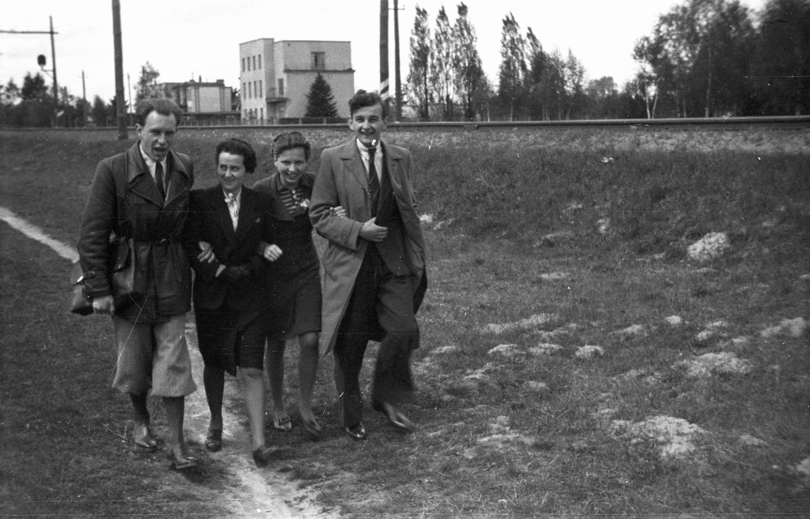 Poland, Podkowa Leśna, a mai Lengyel-Magyar Barátság park területe, háttérben az ulica Lotnicza épületei., 1943, Bogdan Celichowski, Fortepan #119375