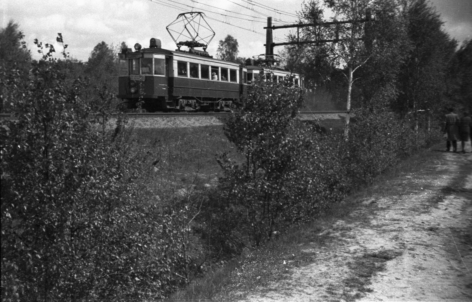 Poland, Podkowa Leśna, a mai Lengyel-Magyar Barátság park területe a vasút mellett., 1943, Bogdan Celichowski, railway, Fortepan #119376