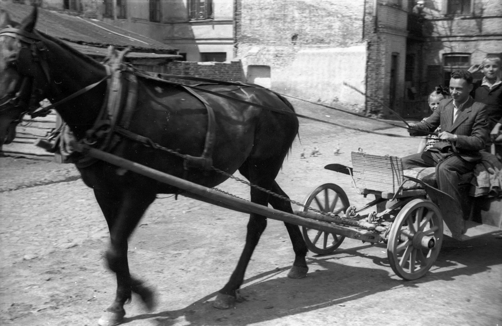 Lengyelország, Skierniewice, ulica Henryka Sienkiewicza 16., Babel udvar (podwórko Bąbla)., 1943, Bogdan Celichowski, Fortepan #119386