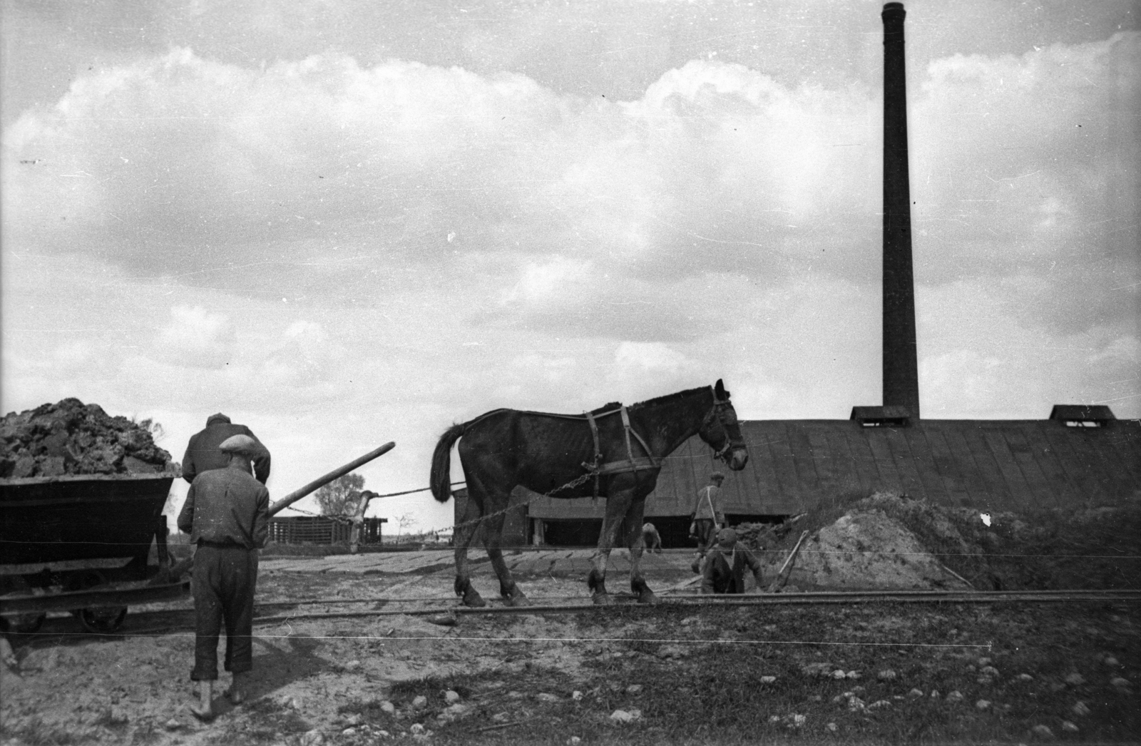 Poland, Dąbrowice, téglagyár., 1943, Bogdan Celichowski, Fortepan #119398