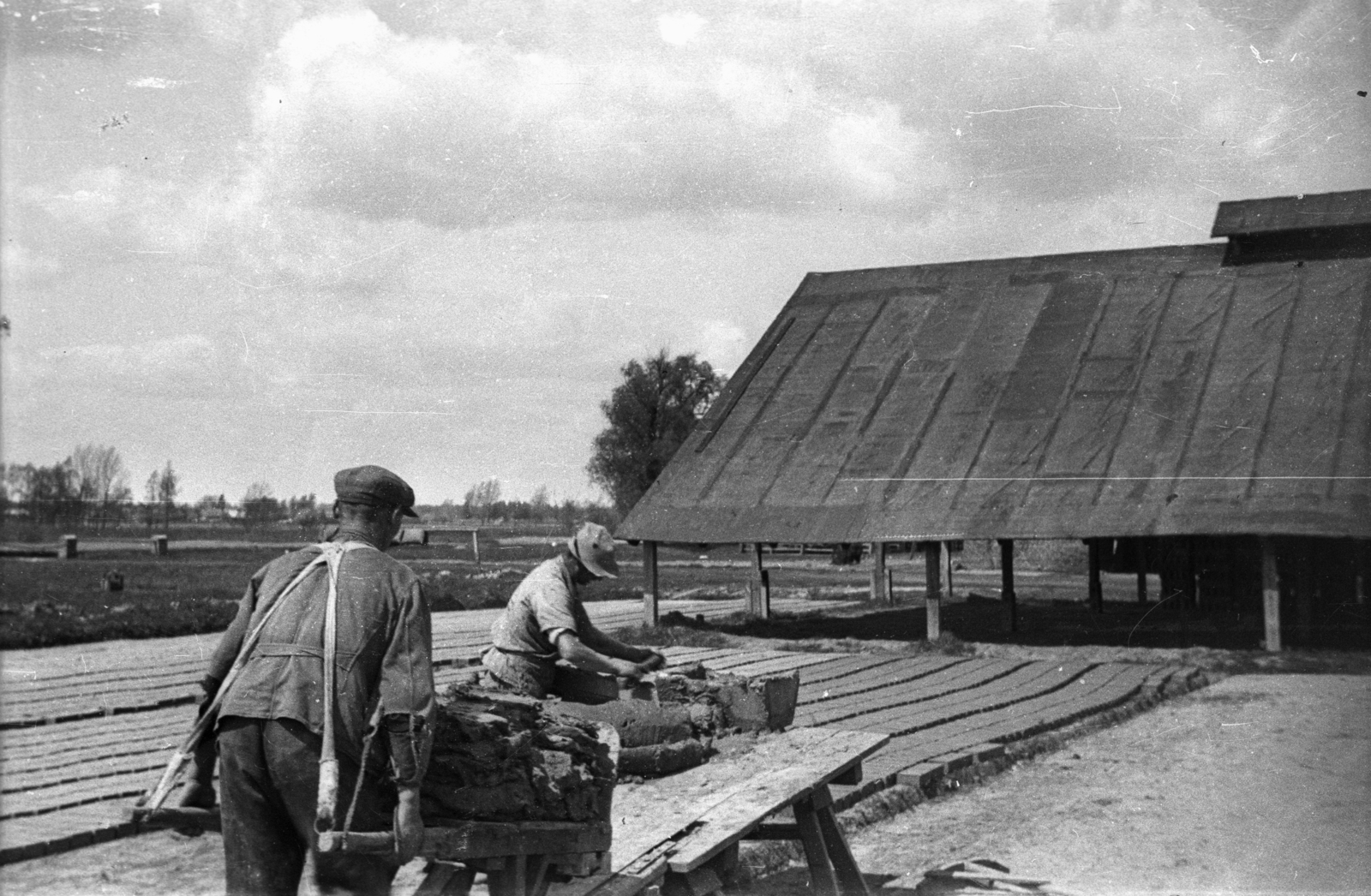 Poland, Dąbrowice, téglagyár., 1943, Bogdan Celichowski, brick making, Fortepan #119399