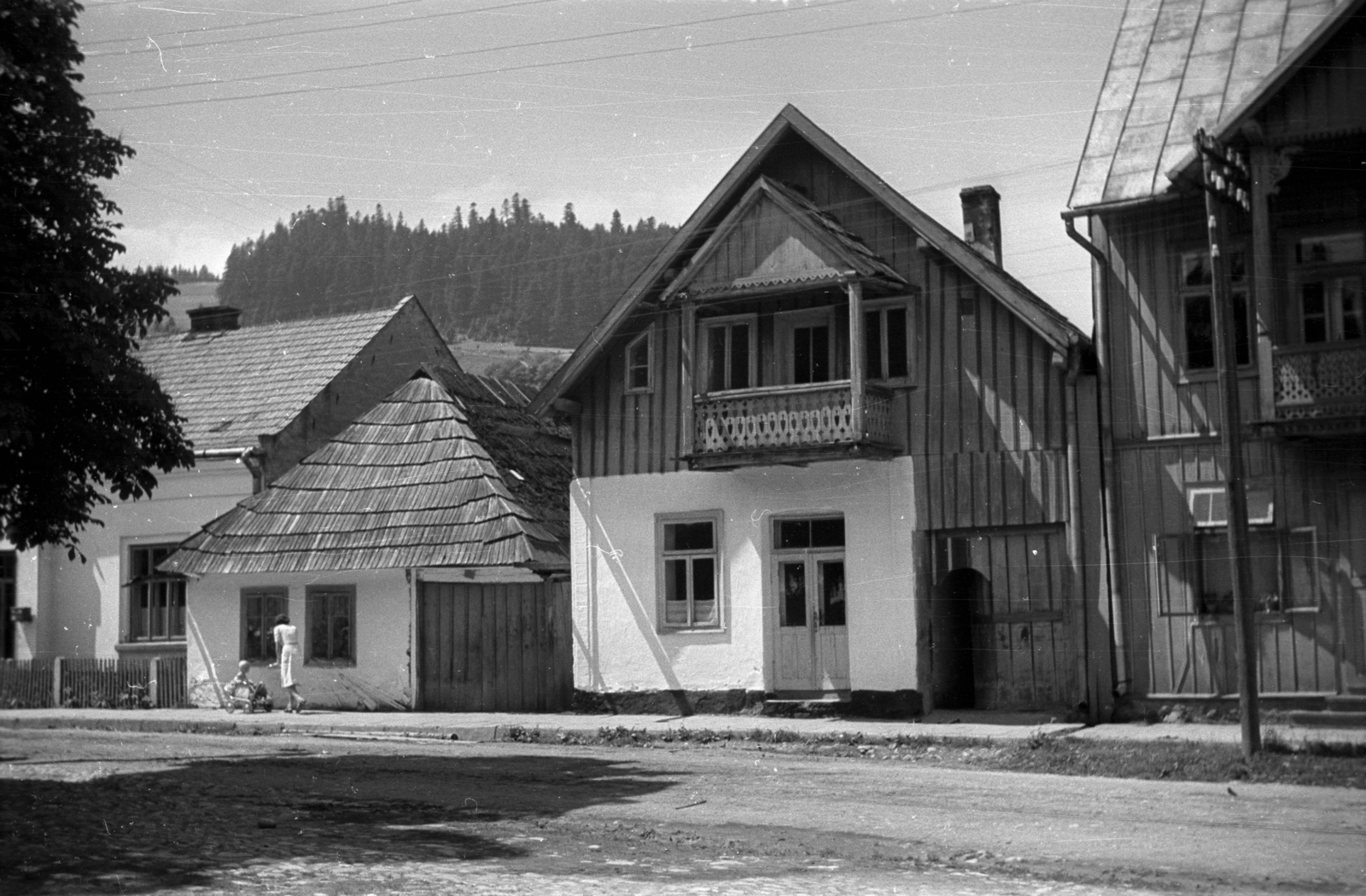 Poland, Krościenko nad Dunajcem, Rynek, a település főtere., 1947, Bogdan Celichowski, house, street view, balcony, shingle, Fortepan #119410