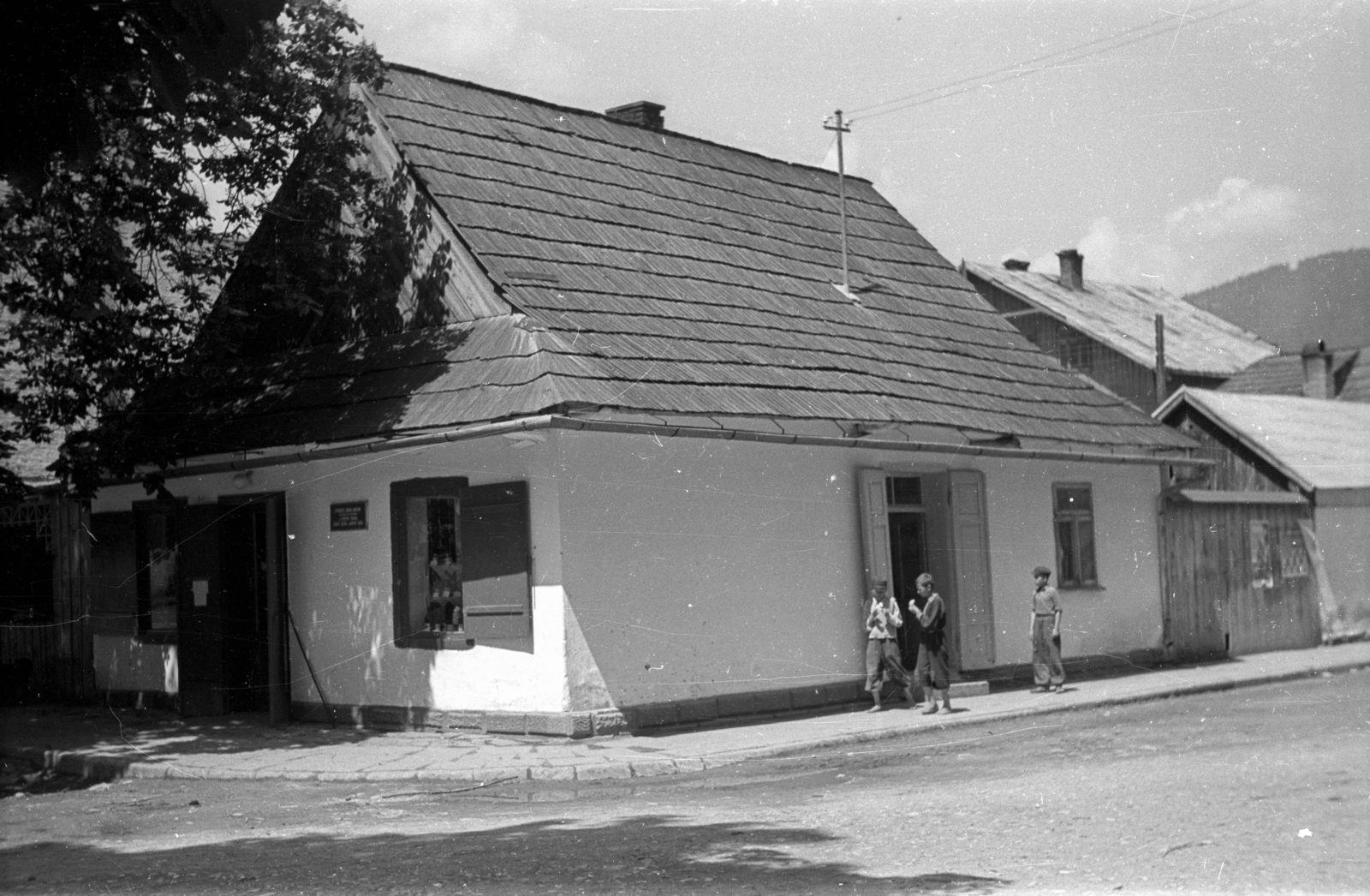Poland, Krościenko nad Dunajcem, Rynek, a település főtere, a 2-es számú ház., 1947, Bogdan Celichowski, house, boys, cornerhouse, Fortepan #119411