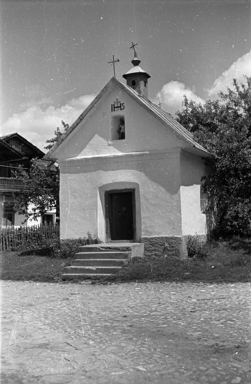 Poland, Krościenko nad Dunajcem, ulica Zdrojowa 24., Urunk Színeváltozása-kápolna (Kaplica Przemienienia Pańskiego)., 1947, Bogdan Celichowski, church, cross, Catholic Church, Fortepan #119412