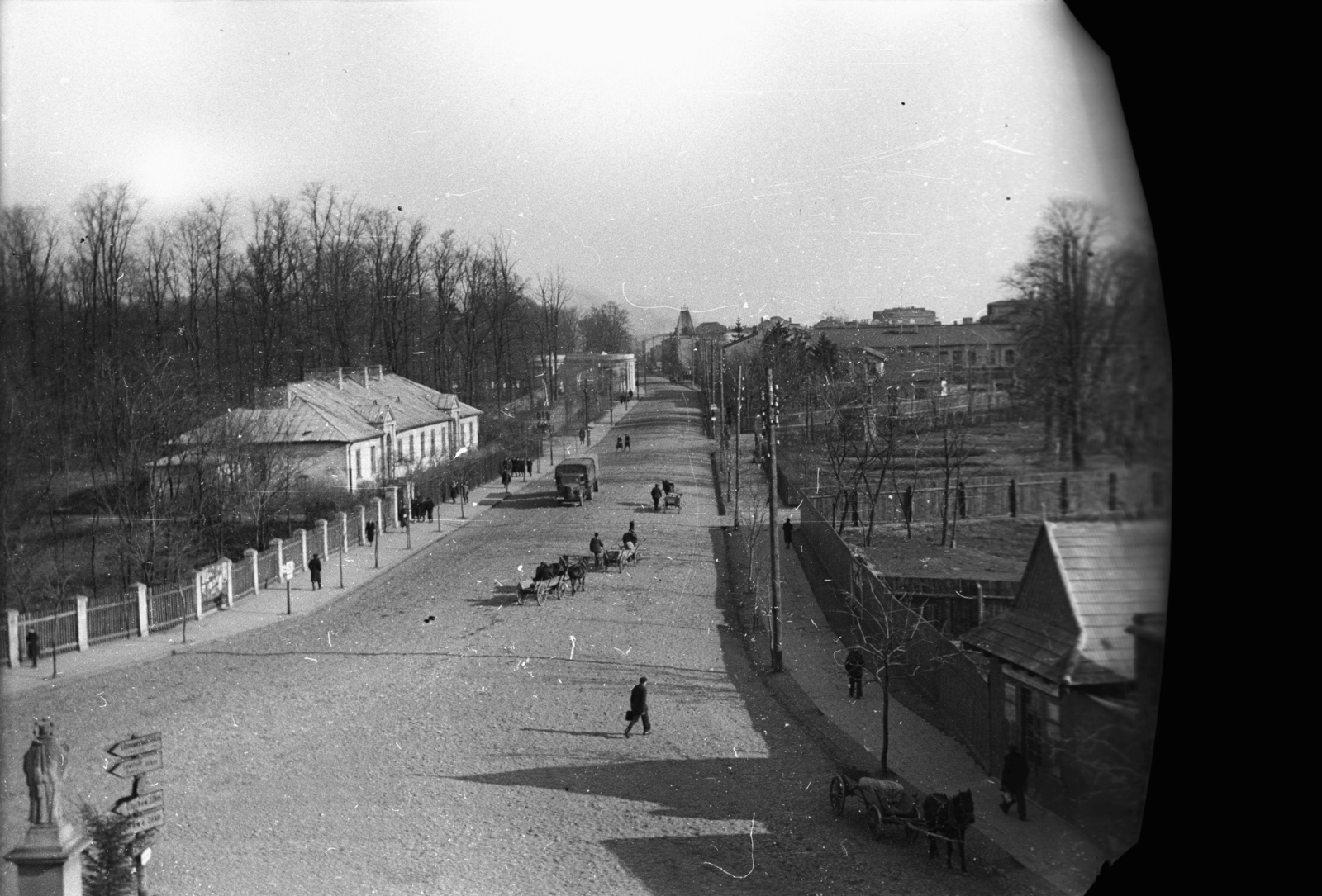 Poland, Skierniewice, ulica Henryka Sienkiewicza az ulica Jagiellońska és az ulica Konstytucji 3-go Maja találkozásától nézve. Hátrább balra a Brama parkowa., 1943, Bogdan Celichowski, Fortepan #119440