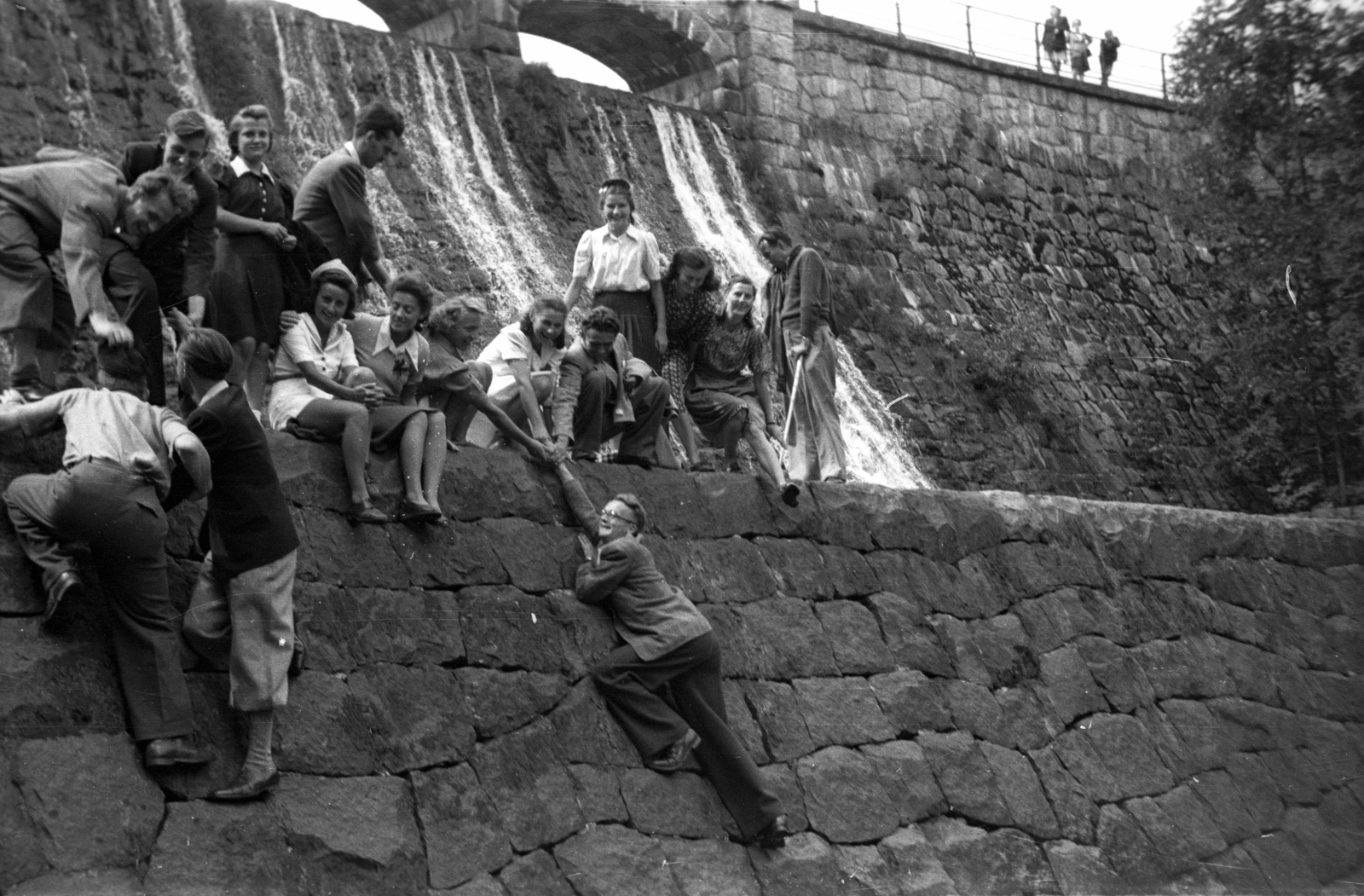 Poland, Karpacz, a Łomnica folyó duzzasztógátja., 1947, Bogdan Celichowski, tableau, youth, fun, Fortepan #119449