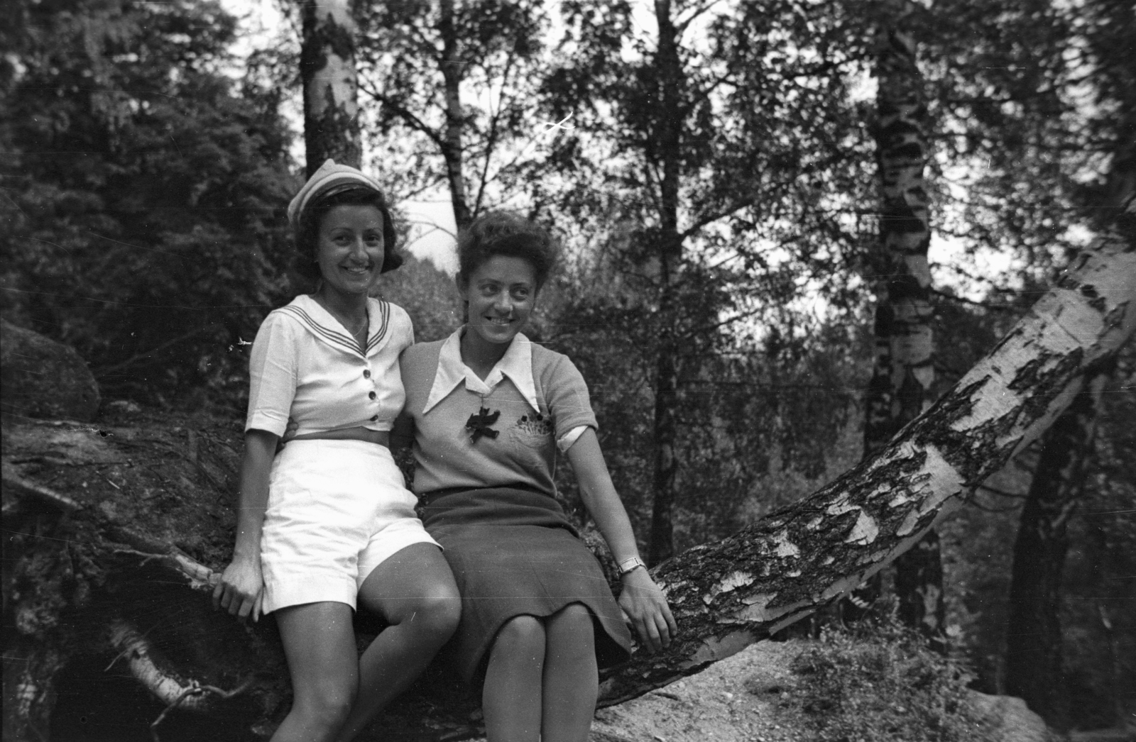 Poland, Karpacz, a felvétel a Łomnica folyó duzzasztógátjának közelében készült., 1947, Bogdan Celichowski, lady, youth, fun, sitting, wood, Fortepan #119451