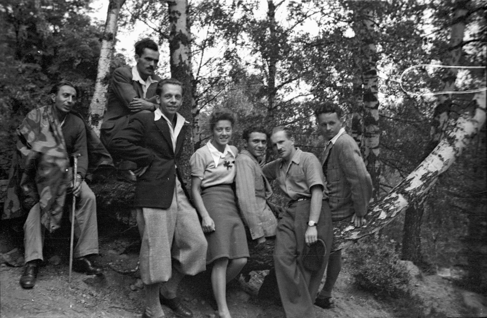 Poland, Karpacz, a felvétel a Łomnica folyó duzzasztógátjának közelében készült., 1947, Bogdan Celichowski, tableau, youth, sitting, wood, Fortepan #119452
