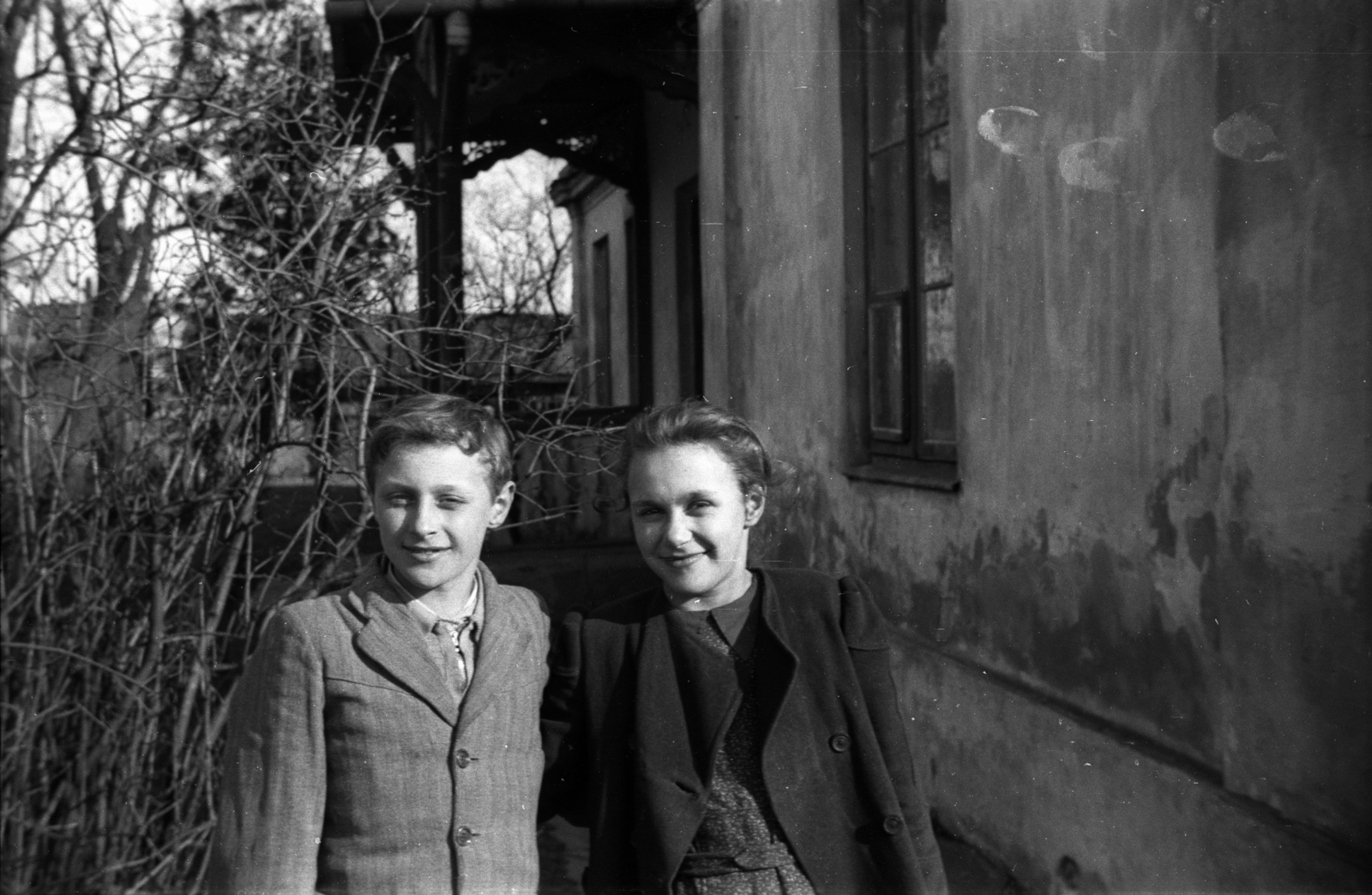 Poland, 1947, Bogdan Celichowski, smile, teenager, boy, bush, girl, Fortepan #119454