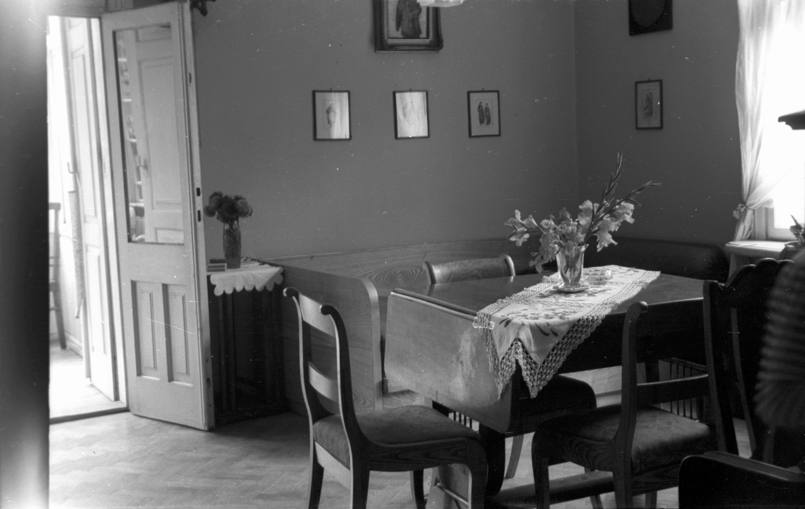 Lengyelország, 1943, Bogdan Celichowski, virág, váza, asztalterítő, enteriőr, Fortepan #119483