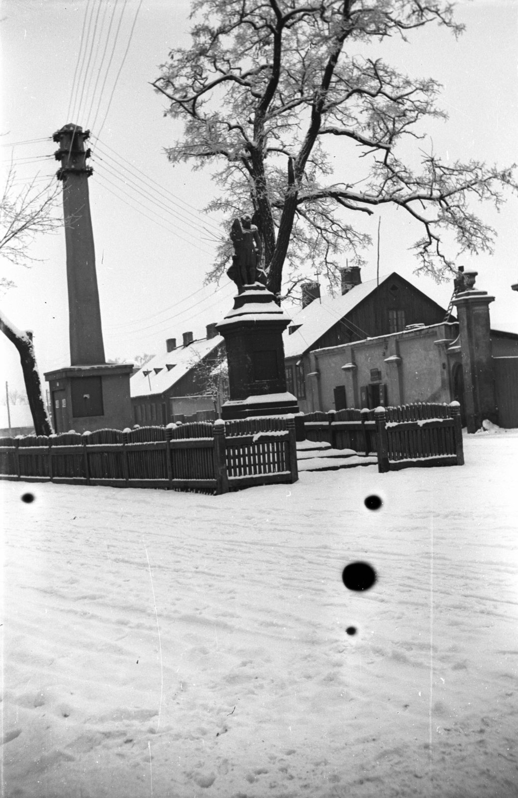 Poland, Skierniewice, Szent Flórián tér (Plac Świętego Floriana), Szent Flórián emlékmű (1829)., 1943, Bogdan Celichowski, Fortepan #119498