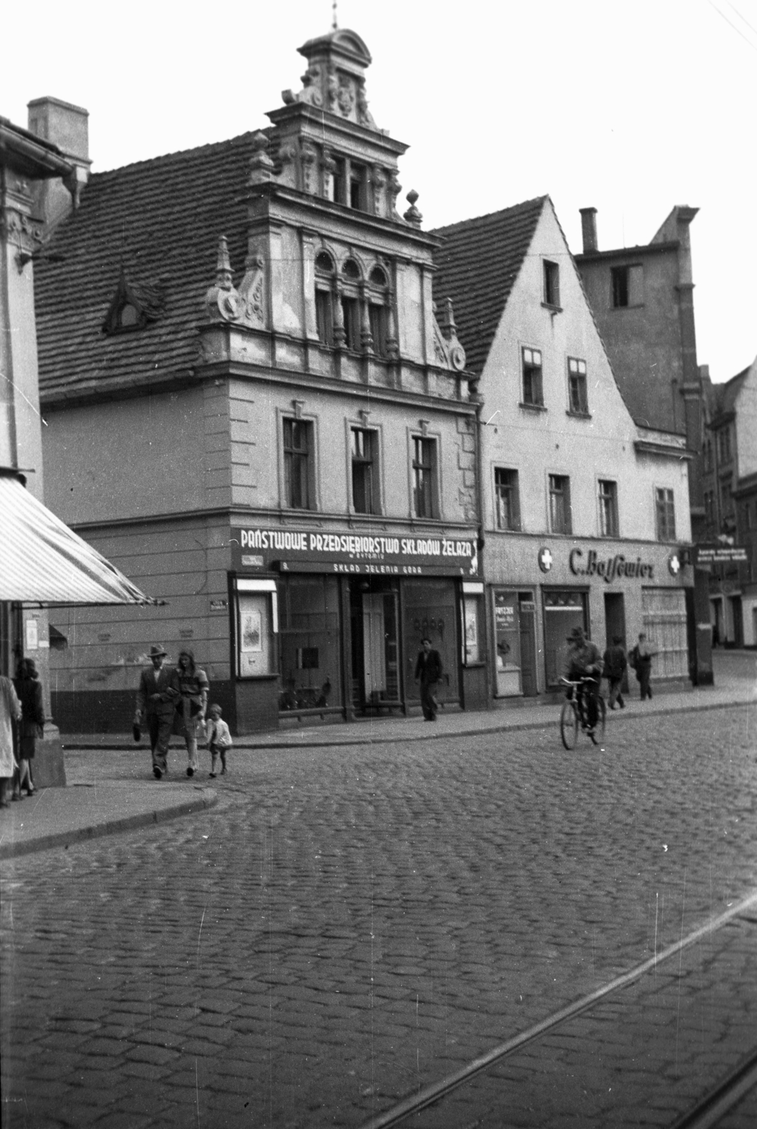 Poland, Jelenia Góra, ulica Wolności, balra az ulica Piłsudskiego torkolata., 1947, Bogdan Celichowski, street view, pedestrian, store display, Fortepan #119519